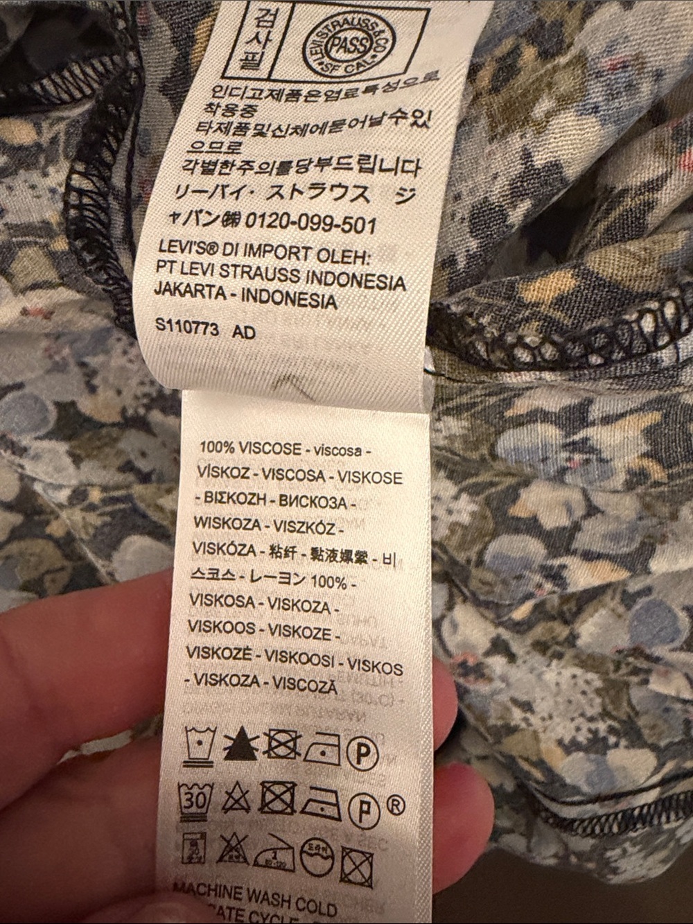 Levi's Multi Floral V‑Neck Button Midi Dress - Picture 12 of 12